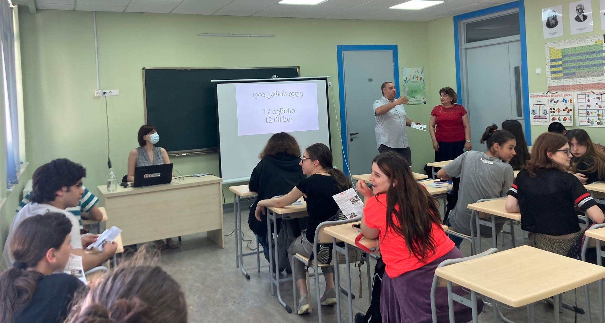 საინფორმაციო შეხვედრა სკოლის მოსწავლეებთან